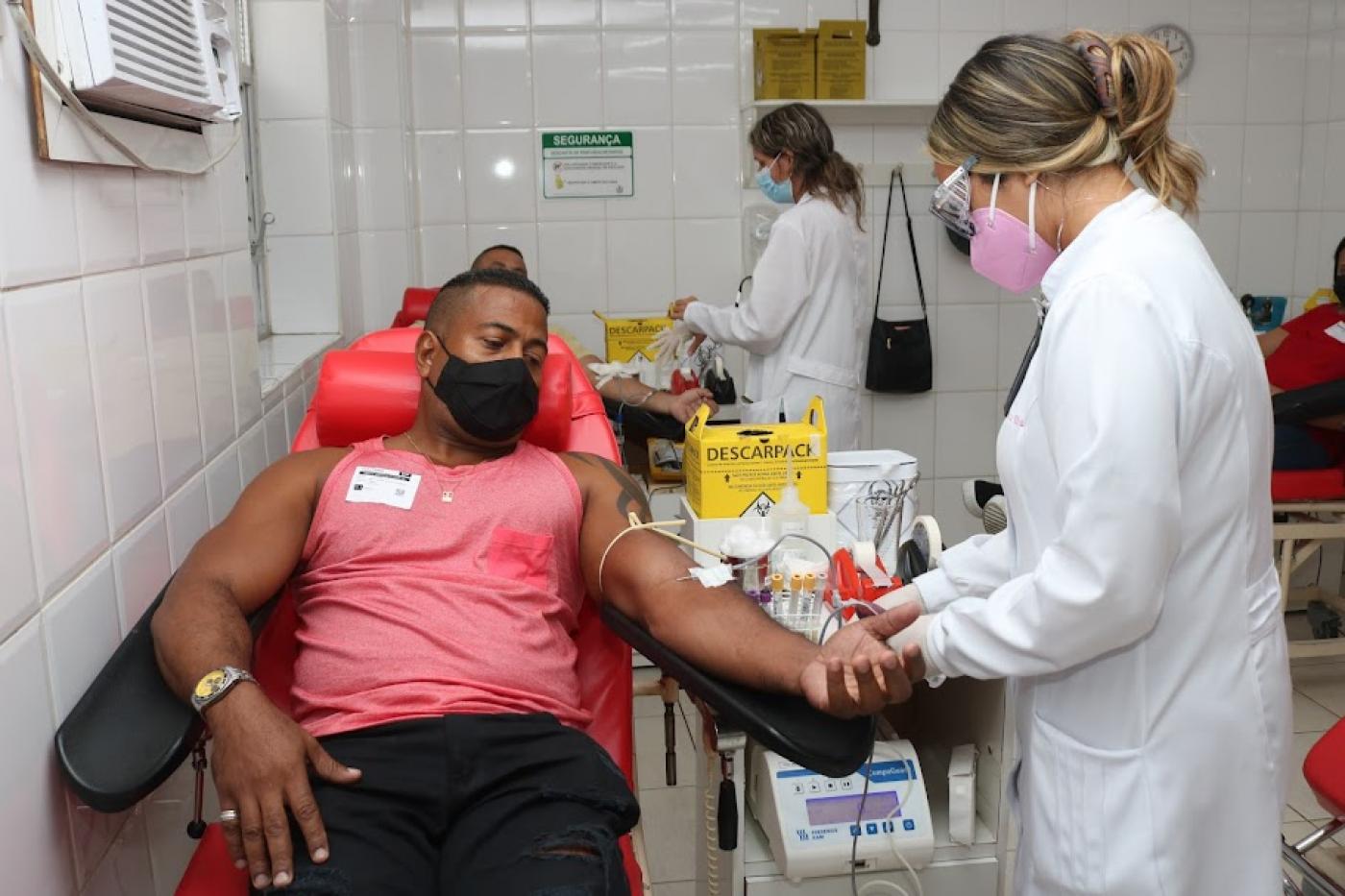 Pessoa doando sangue